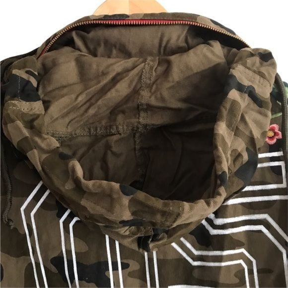 Romeo + Juliet Couture Floral Embroidered Liberty Hidden Hood Camo Jacket Small - Picture 11 of 16